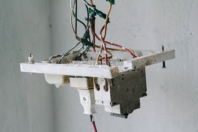 5 Signs of Bad Electrical Wiring in Your Home